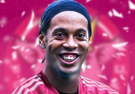 Porcinos FC presenta Ronaldinho como su jugador número 12